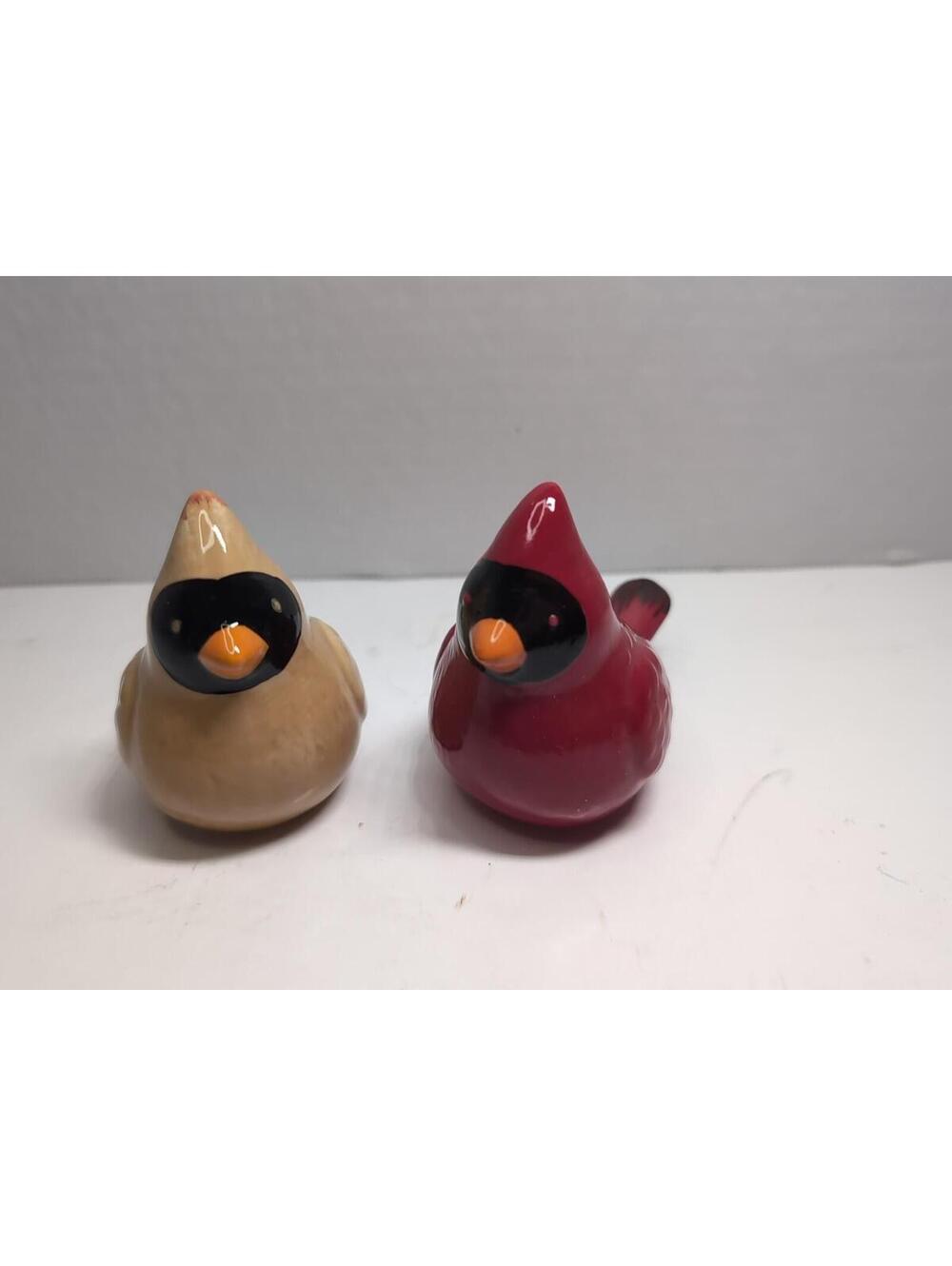 2022 HALLMARK MALE AND FEMALE CARDINAL BIRD SALT & PEPPER SHAKERS A403